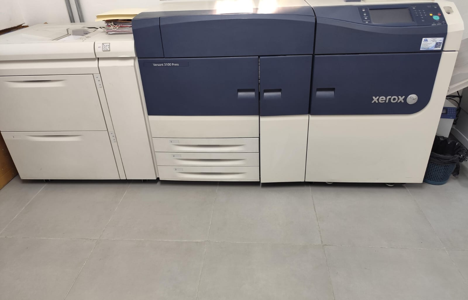 Detalhe da impressora offset em funcionamento